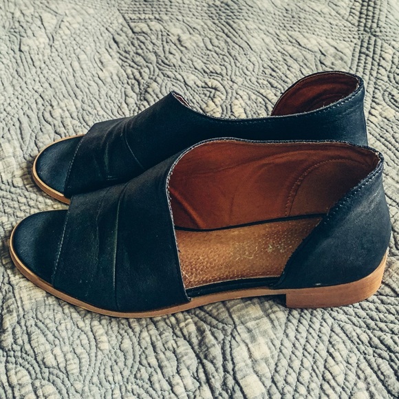 Flat Open-toed Shoes - Picture 2 of 3